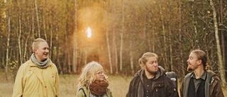 Bjäran spelar folkmusik med ös