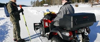 Ormlången väntar på isskrinnarna