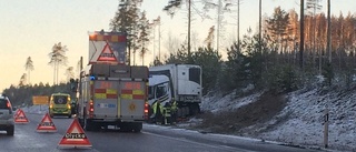 Lastbil och personbil körde i diket