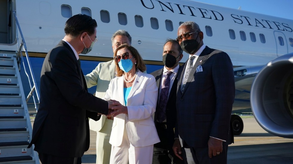 Taiwans utrikesminister Joseph Wu tar farväl av Nancy Pelosi när hennes plan skulle lyfta på onsdagen.