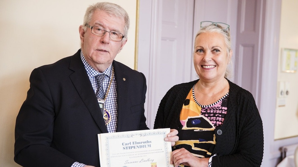 Lars Westerdahl Rotary överlämnar Carl Elmroth stipendiet till innehavaren av modebutiken Topaz, Susanne Lindberg.
