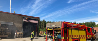 Brand på industri i Medle – rökdykare skickades ut