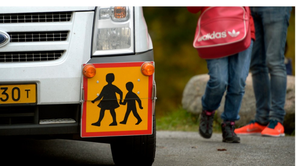 En 11-åring som fått beviljad skolskjuts har tillsammans med sin vårdnadshavare överklagat beslutet då hen hellre fortsätter åka taxi till skolan.