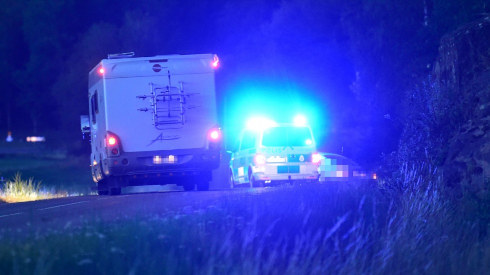Polisen förföljde under tisdagskvällen en man som hotat att ta livet av sig. Mannen kunde stoppas och föras till sjukhus.