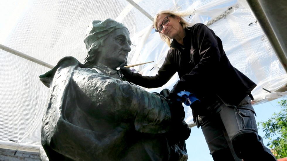 Christopher Polhem omnämns ofta som "den svenska mekanikens fader". Efter flera dagars rengöring upptäckte Helena Strandberg att han inte är så bister som han har sett ut. 