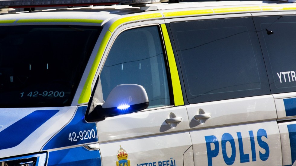 Polis hittade ett magasin och ammunition vid en husrannsakan i en lägethet i Norrköping.