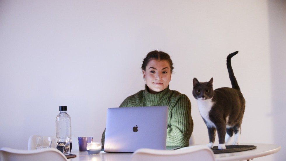 Med katten som enda sällskap pluggar Vivianne Hencz hemifrån.