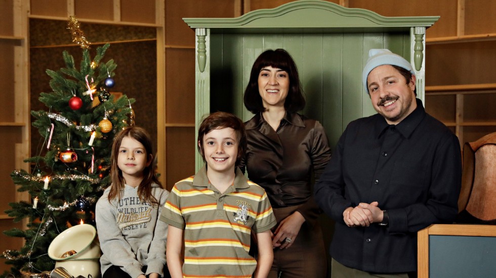 Gizem Erdogan spelar mamma Fia, David Sundin spelar pappa Bove, och Paloma Grandin och Axel Adelöw spelar barnen Kriminellen och Tage i 2021 års julkalender.