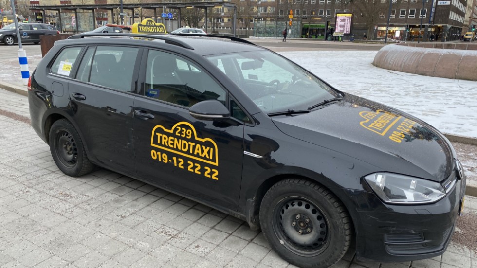 Uppsala kommun häver avtalet med Trendtaxi med omedelbar verkan. Företaget utför cirka 11 000 resor per månad åt kommunen, bland annat färdtjänst. 