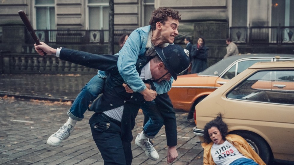 Ritchie (Olly Alexander) och Jill (Lydia West) i handgemäng med polisen i nya tv-serien "It's a sin".