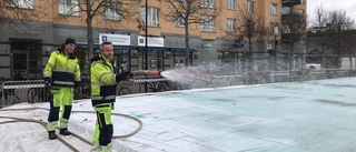 Nu spolas isbanan på torget   