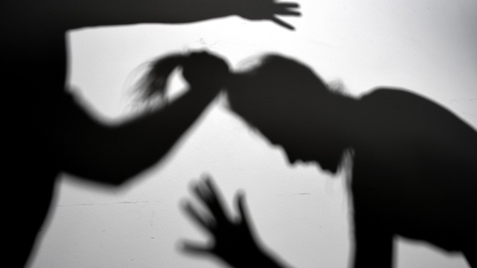 Genrebild. Mannen åtalas misstänkt för misshandel av sin fru, men även för vapenbrott och ringa narkotikabrott.