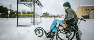 Jan väntar på bussen med livet som insats