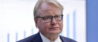 Hultqvist skjuter upp resa — medarbetare testad positiv