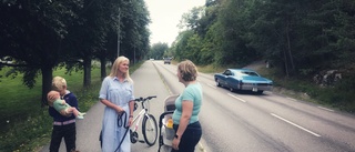 Protesterar mot farlig väg – unga nära att bli påkörda