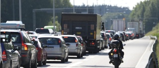 Körfält avstängt - skadat räcke i höjd med Barva