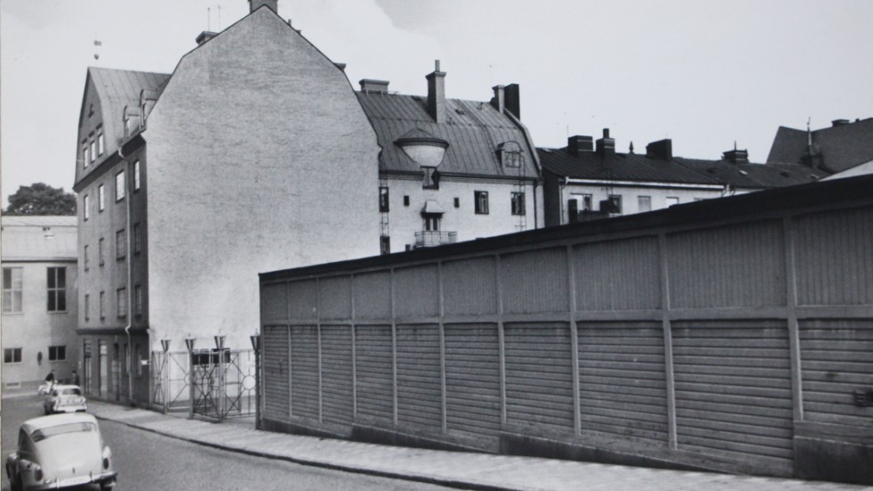 Då. Den 1 oktober 1963 köpte byggherren Åke Björhäll kvarteret Djupet 8 och 18 av Bil AB Eric Janson. Planket revs för att ge plats för bostäder.