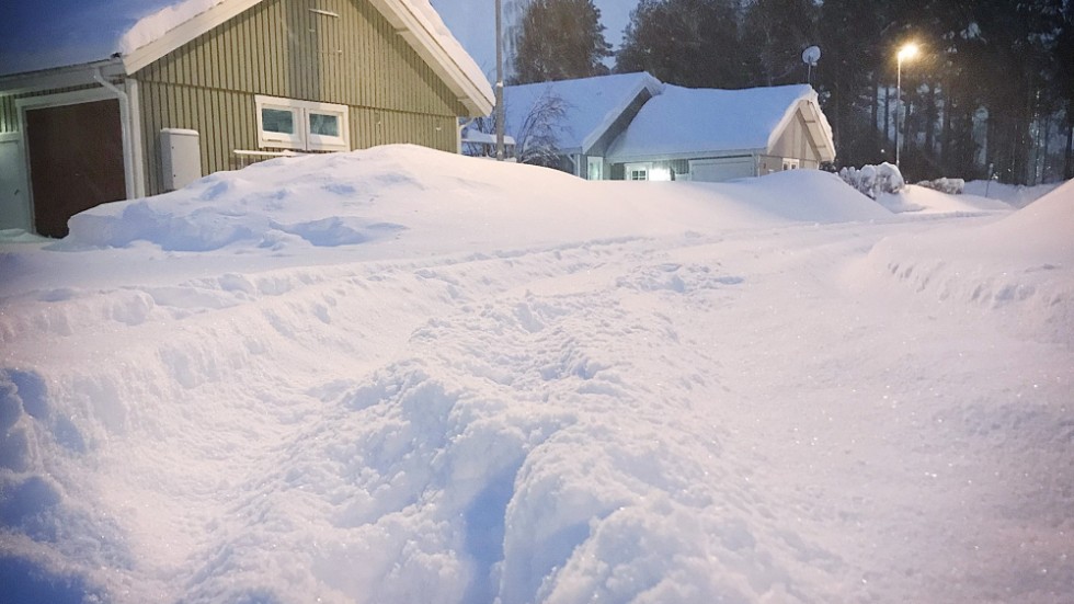 En allt snävare budget gör att Piteå kommuns gatuavdelningen söker sätt att minska kostnaderna. Det kommer att medföra minskad snöröjning där det märks minst – i villakvarteren. (Arkivbild)