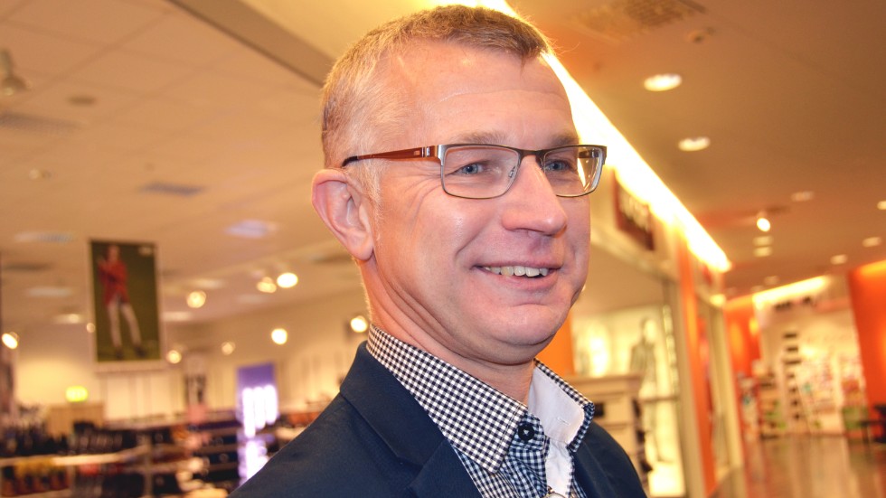 Dan Lindvall, affärschef i Kalix galleriabolag, menar att lokala handeln kan öka i och med dyrare bränslepriser. "Vi kanske blir mindre benägna att åka till Luleå och Haparanda för att shoppa".