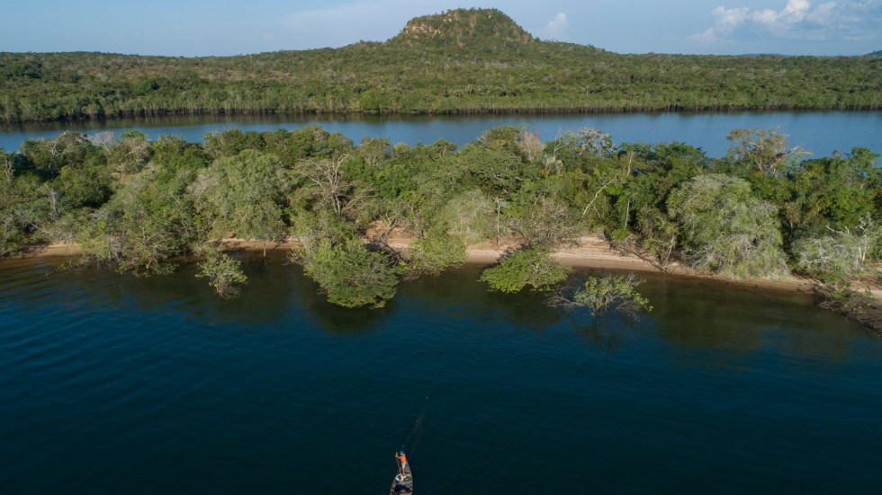 Regnskogen ses som jordens lungor. På bilden syns fiskare (längst ner) på floden Tapajós i den brasilianska delstaten Pará i augusti.