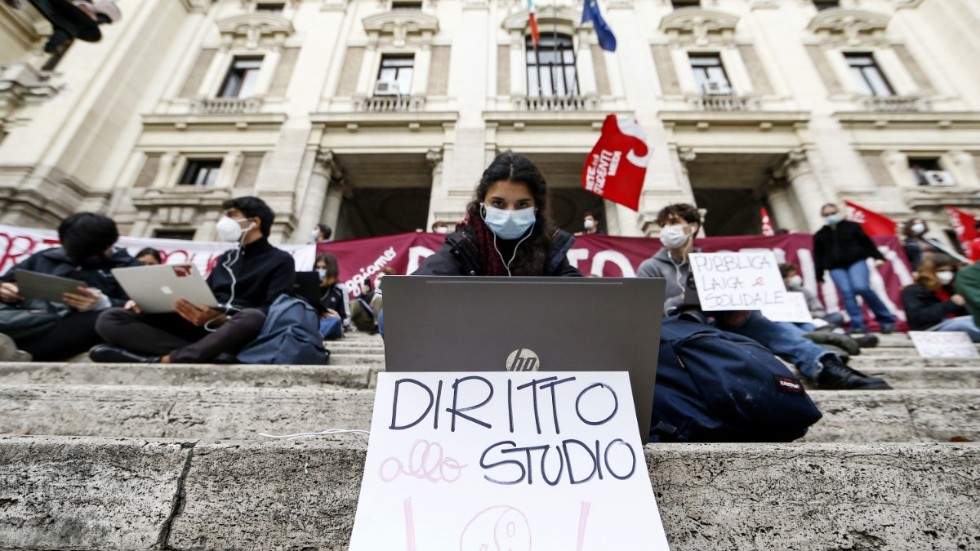 Italienska elever protesterar mot distansundervisningen vid utbildningsdepartementet i Rom.