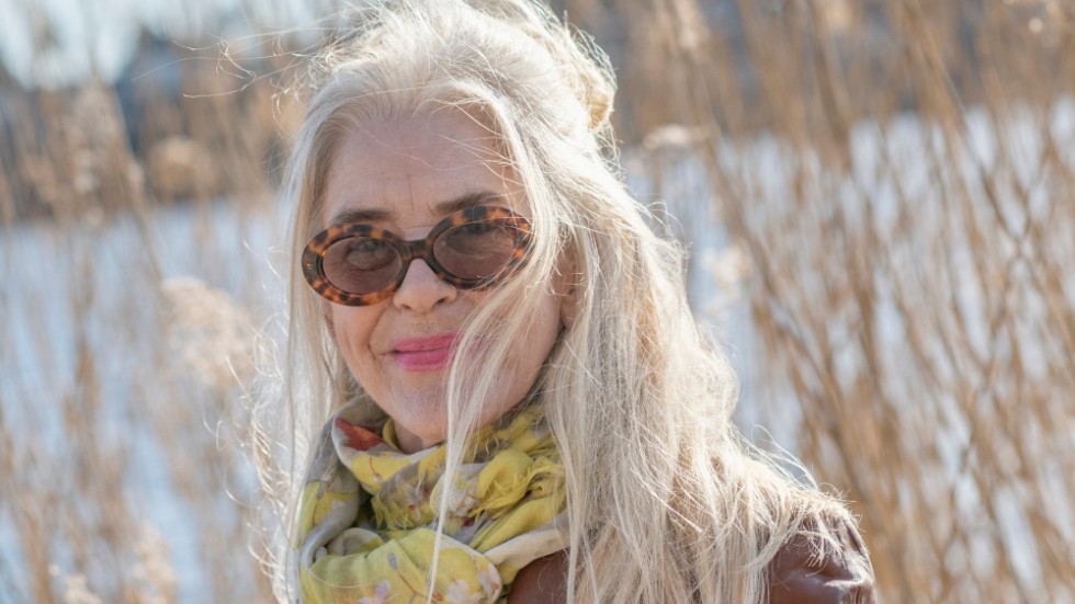 Skådespelaren Ewa Fröling har skrivit "Moder liv", ett slags självbiografi om cancerdiagnosen, familjen och karriären.