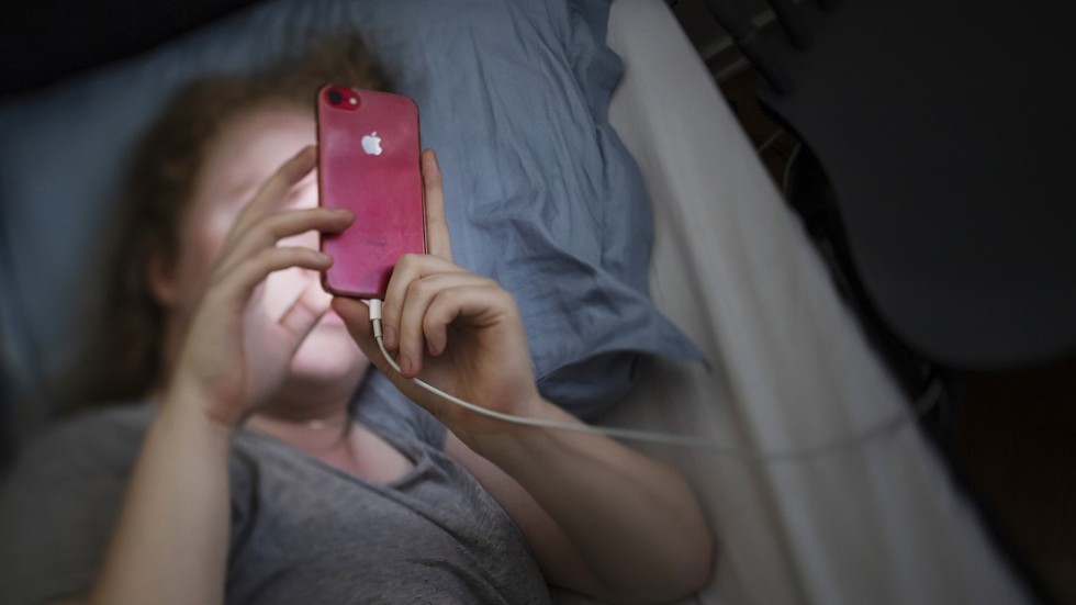 Skribenten poängterar att mobiltelefoner och internettrafik påverkar klimatet negativt.