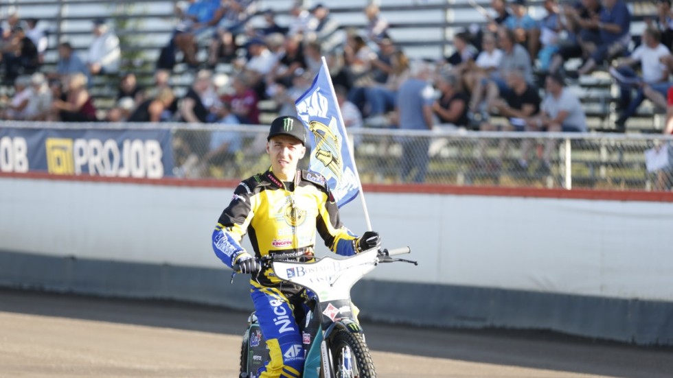 Pawel Przedpelski är tillgänglig efter att Vetlanda Speedway satt sig själva i konkurs.