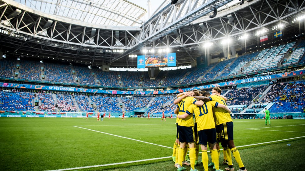 Sveriges spelare jublar under matchen mot Polen i S:t Petersburg. Nu är EM-äventyret över.