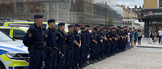 Här hedrar poliserna sin kollega efter dödsskjutningen