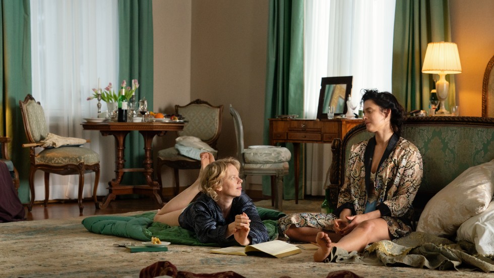 Relationen mellan Tove Jansson (Alma Pöysti) och Vivica Bandler (Krista Kosonen) gör "Tove" till ett självständigt verk om omöjlig kärlek.