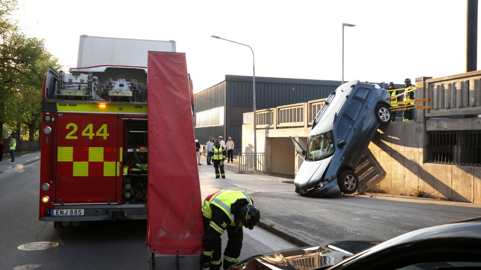 En personbil körde på fredagskvällen genom betongräcket vid Åhlénsparkeringen. 