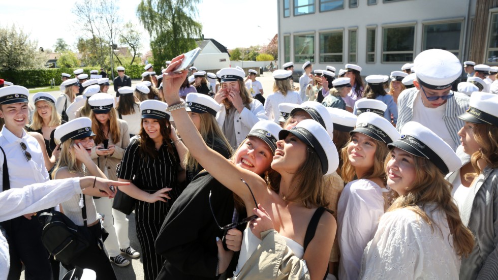 Olivia Gibson tog en första selfie med mössan på tillsammans med klasskamraterna. Coronaanpassat samlades studenterna klassvis på skolgården istället för i Almedalen och om några år är varje mobilbild ett kärt minne för henne.
