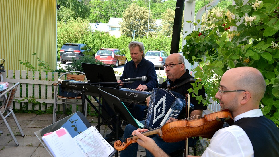Roland Engdahl (piano, trombon), Lars Peter Eriksson (dragspel o sång) och närmast Magnus Andersson (fiol) från Kulturskolan musicerade på Åldersro i Gryt på måndagseftermiddagen.
