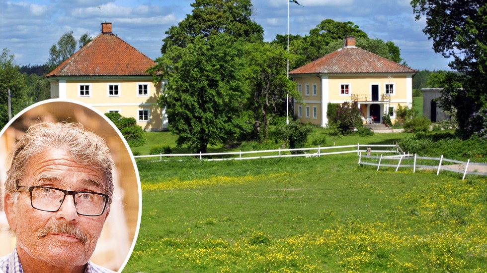 Roland Blomkvist, Katrineholms kommunarkiv, berättar om en tid när Stensjö var administrativt centrum i hela Oppunda härad. Tingshuset, till vänster, som från 1850 även inhyste Oppunda sparbank och gästgiveriet.