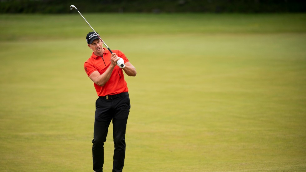 Henrik Stenson gick på två slag under par under första rundan av Scandinavian Mixed utanför Kungsbacka.