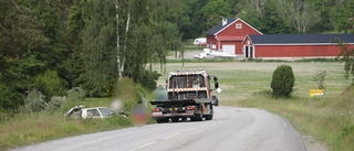 Bil voltade ut på åker – kvinna förd till sjukhus