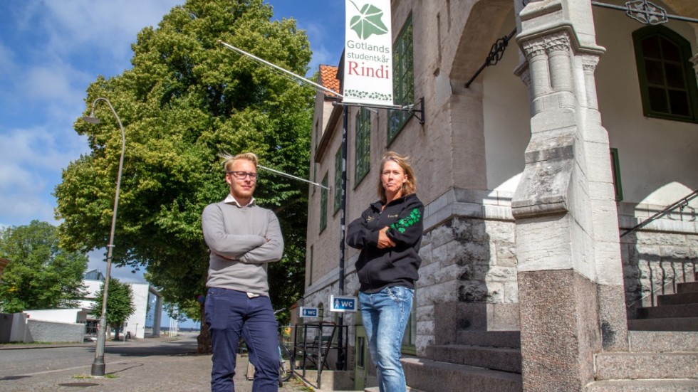 Martin Forsberg, ordförande för Gotlands studentkår Rindi, och Lovisa Thuresson, boendeförmedlare för Rindi, tycker att man borde ha löst studenternas boendesituation för flera år sedan. "Ibland är det stora ord, utan att det händer så mycket", säger Lovisa Thuresson.