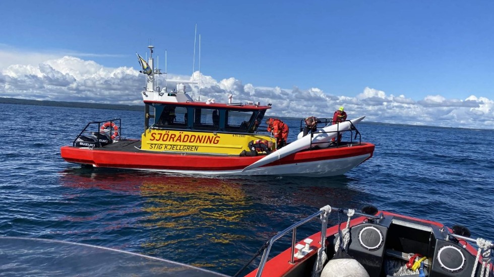 Här har Sjöräddningssällskapet bärgat kajaken och körde den därefter till Karlsborg.