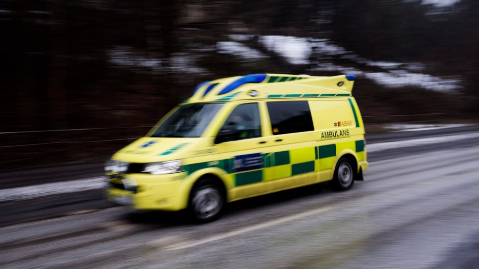 Den påkörde mannen fördes till sjukhus i ambulans med oklara skador. Arkivbild.