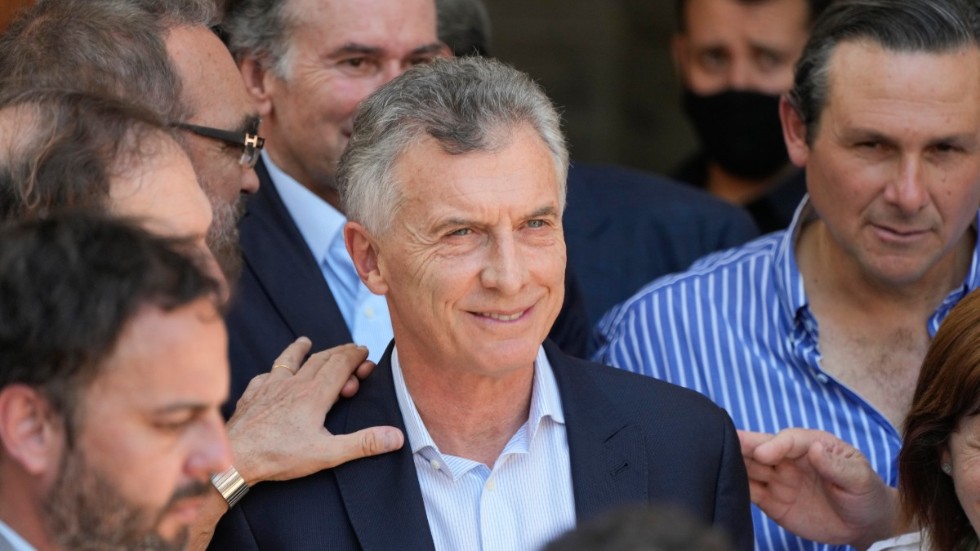 Argentinas tidigare president Mauricio Macri lämnar domstolen på torsdagen.