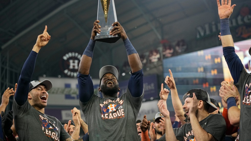 Houston Astros Yuli Gurriel lyfter segerbucklan i American League.