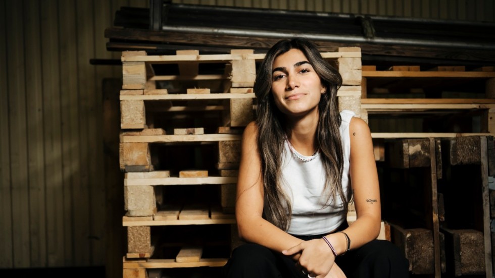 Lana Sulhav uppträder med låten "Ain't no sunshine" av Bill Withers i "Idol".