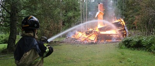 Villa träffades av blixt – brann ner