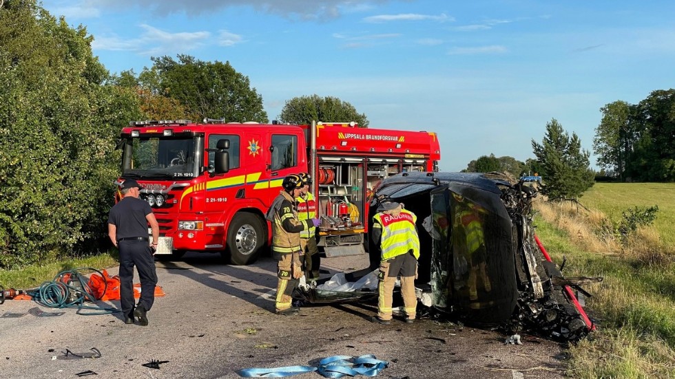 Räddningstjänst arbetar med trafikolyckan där en bil voltade.