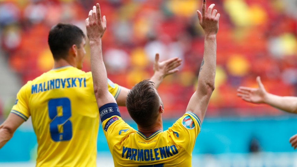 Ukrainas Andrij Jarmolenko firar 1–0-målet i segern mot Nordmakedonien.
