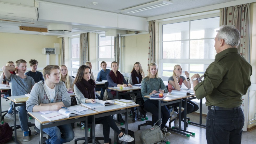 Ingen lärare ska avstå från att ingripa mot stöket i klassrummet för att de riskerar skadestånd, skriver artikelförfattarna.