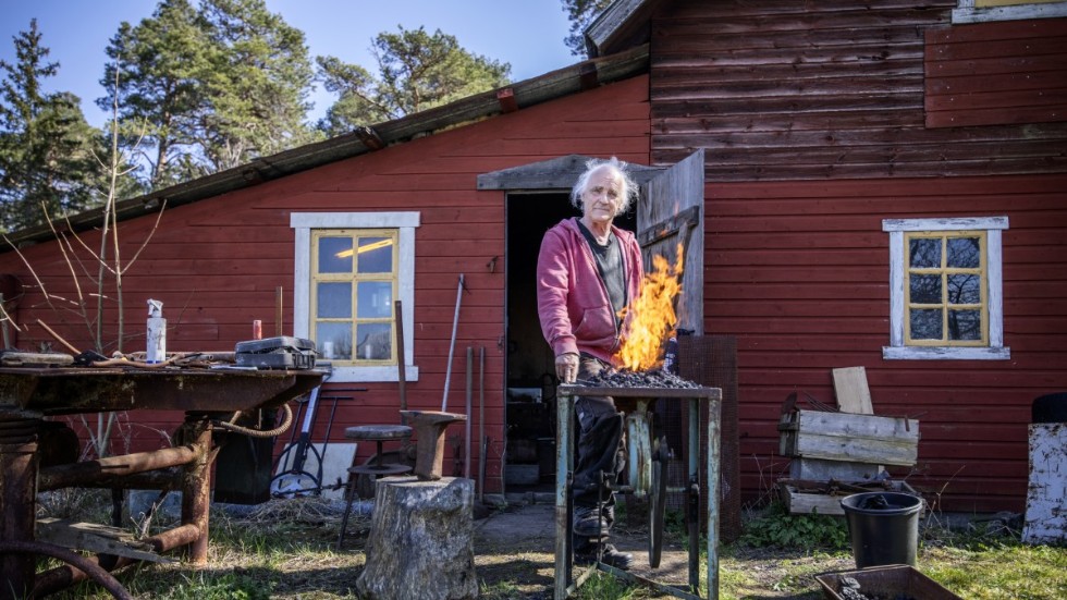 Niko Caspers vid smedjan hemma i Dalhem. Här smider han sina konstverk, det han var kallad att göra, har han märkt med tiden.