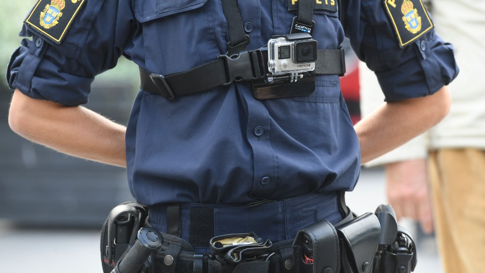 En polis utrustad med kroppskamera.