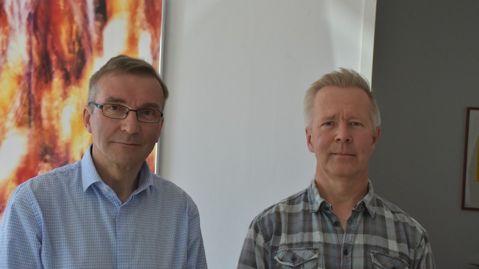 Roger Suup och Mats Taaverniku, socialdemokraterna, vill att majoritet i kommunfullmäktige ändrar sig om var den nya järnvägsstationen ska ligga.